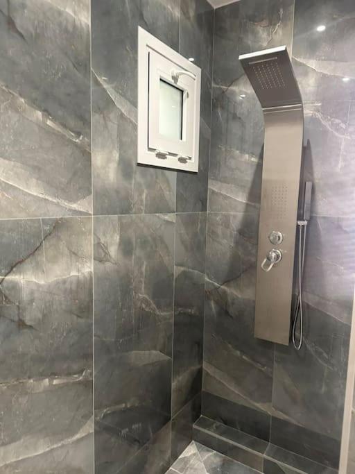Eclectic Apartment Near Downtown كاندية المظهر الخارجي الصورة