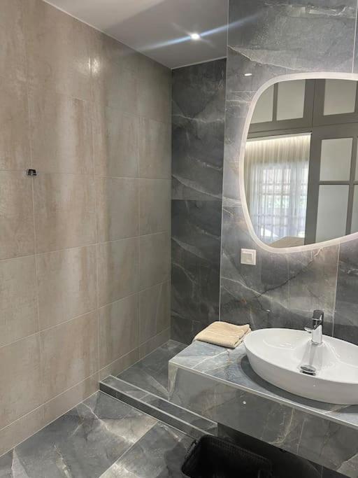 Eclectic Apartment Near Downtown كاندية المظهر الخارجي الصورة