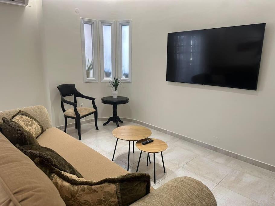 Eclectic Apartment Near Downtown كاندية المظهر الخارجي الصورة