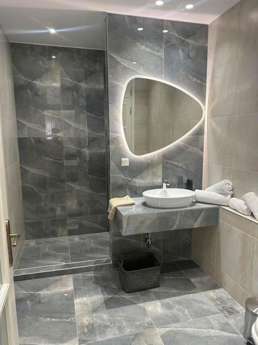 Eclectic Apartment Near Downtown كاندية المظهر الخارجي الصورة